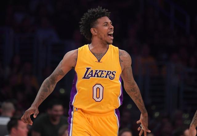 他选择在两 他选择在两